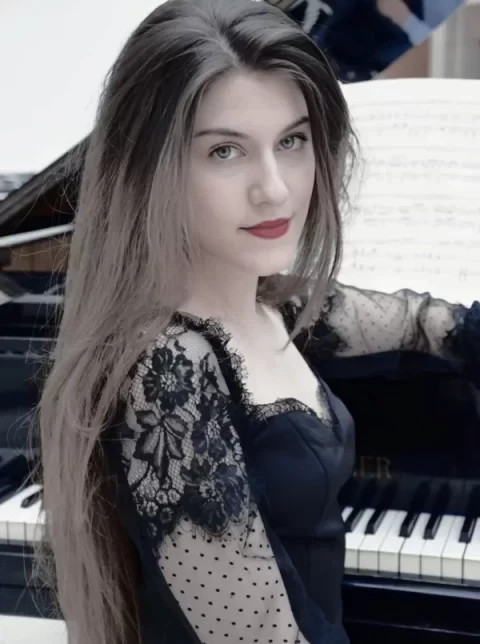 Ioana Voaides Pianist
